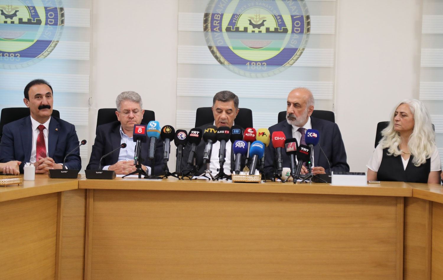 Sanayi ve Ticaret odaları temsilcileri Diyarbakır'da açıklama yaptı. / AA