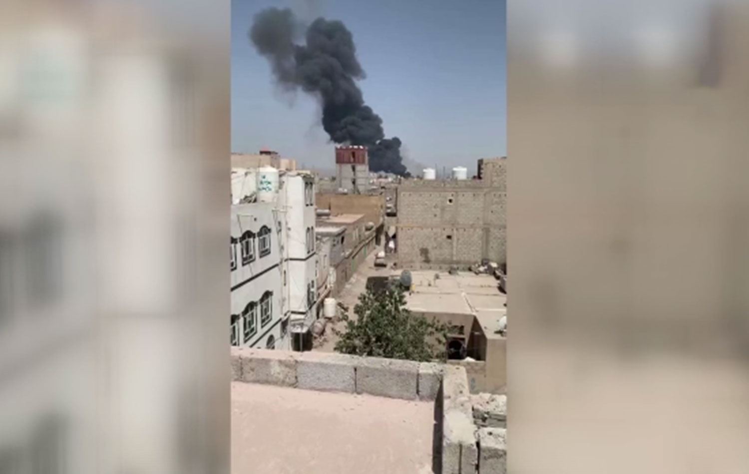 Piştî bombebaranê dûman ji Balafirgeha Senayê dikişe /Wêne: AA