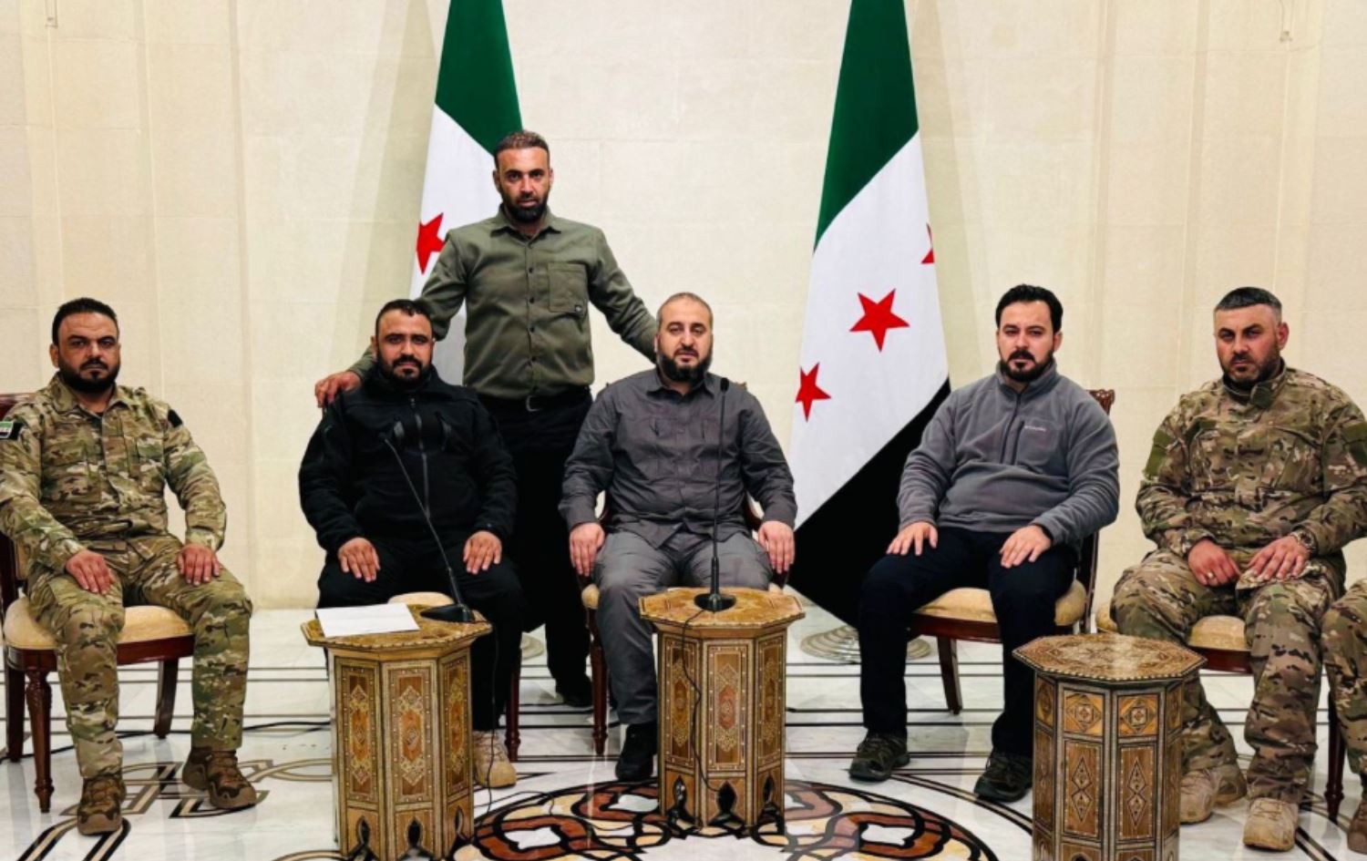 Suriye Savunma Bakanı Murhaf Ebu Kasra, lider Muhammed el-Cesim (Ebu Amşa) ve lider Seyf Bolad (Ebu Bekir) ile 