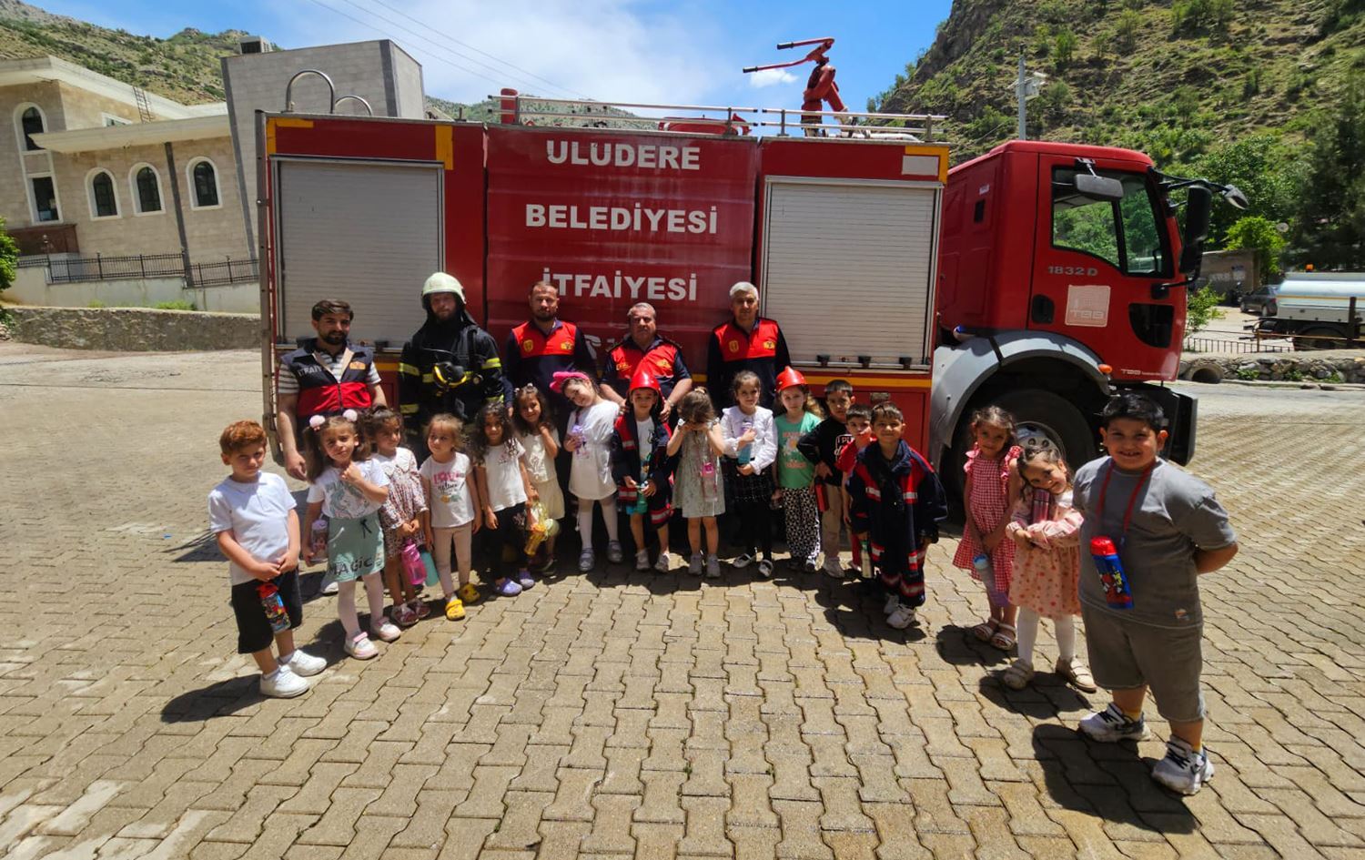 ŞIRNAK- Uludere Belediyesi’nden öğrencilere yangın söndürme eğitimi