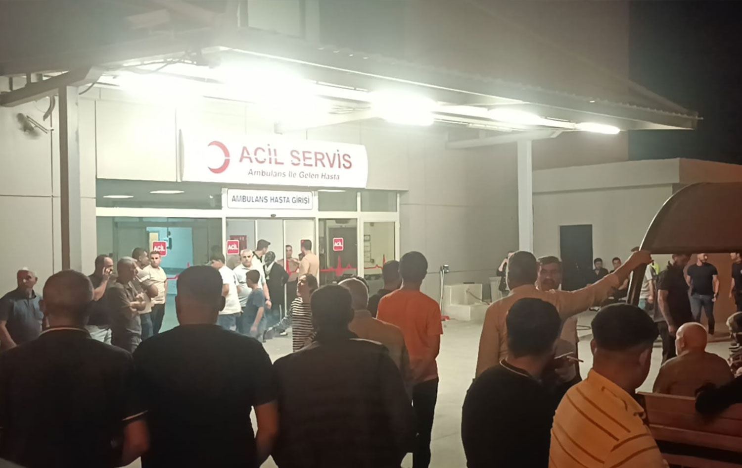 Malbat li ber nexweşxaneyê kom bûn / Wêne: Torên Civakî