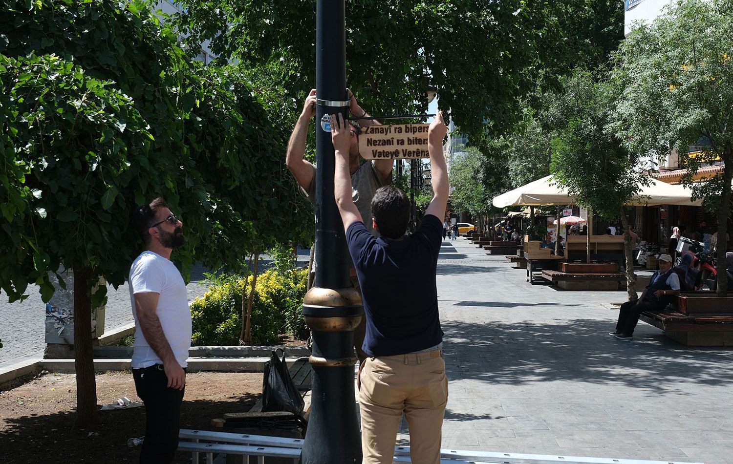 Diyarbakır Büyükşehir Belediyesi, Gazi Caddesi’ni Kürt şairlerinin beyitleriyle süsledi. 