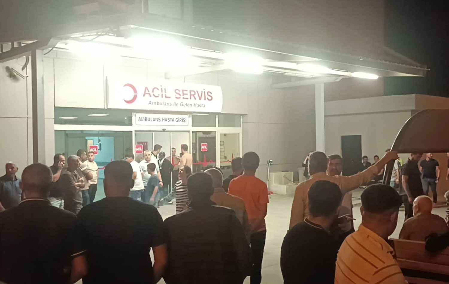 Malbat li ber nexweşxaneyê kom bûn / Wêne: AA