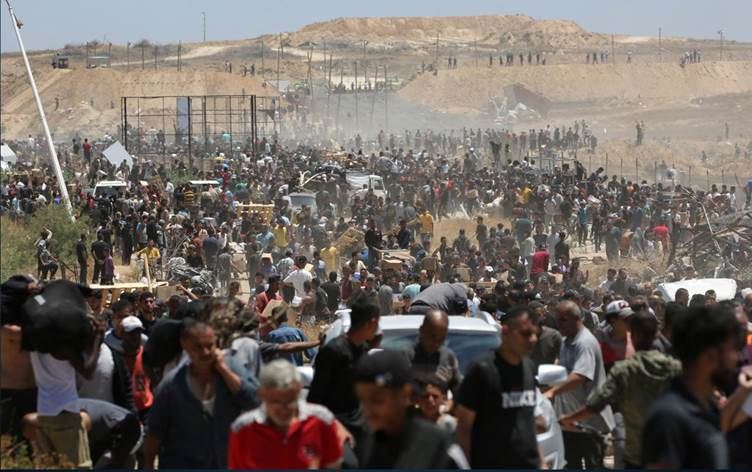 Xelkê Xezeyê pêl bi pêl diçin alîkariyan werdigirin\ Wêne: Arşîv