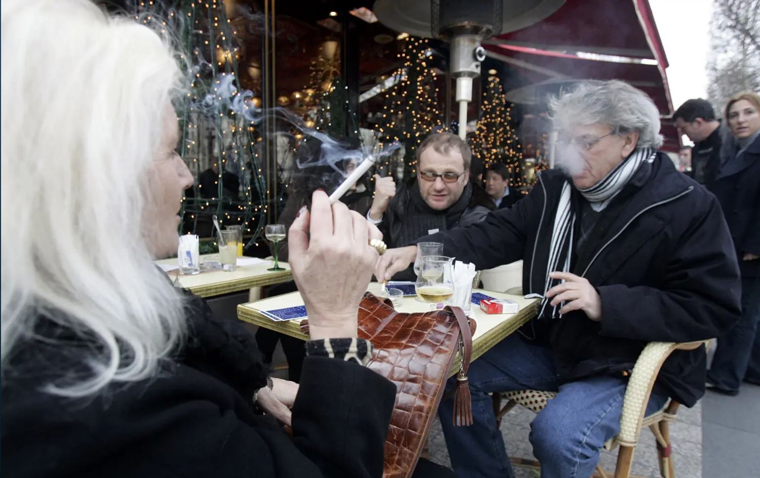 فەرەنسا؛ هەر کەسێک لە شوێنە گشتییەکان جگەرە بکێشێت بە 153 دۆلار سزا دەدرێت