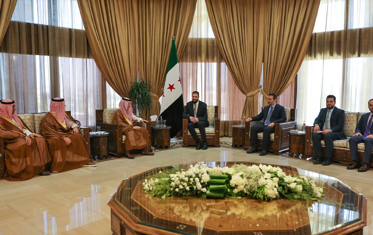 Foto: Suriye Cumhurbaşkanı Şara, Suudi Arabistan Dışişleri Bakanı Al Suud'u kabul etti   