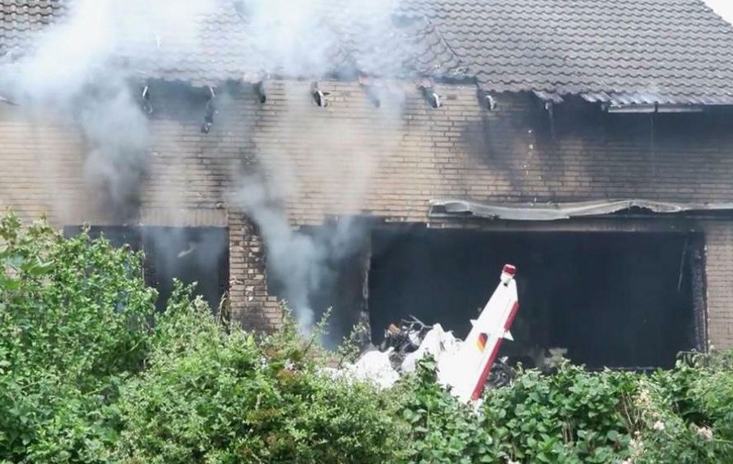 Almanya'da uçak evin üzerine düştü / Foto: Sosyal medya
