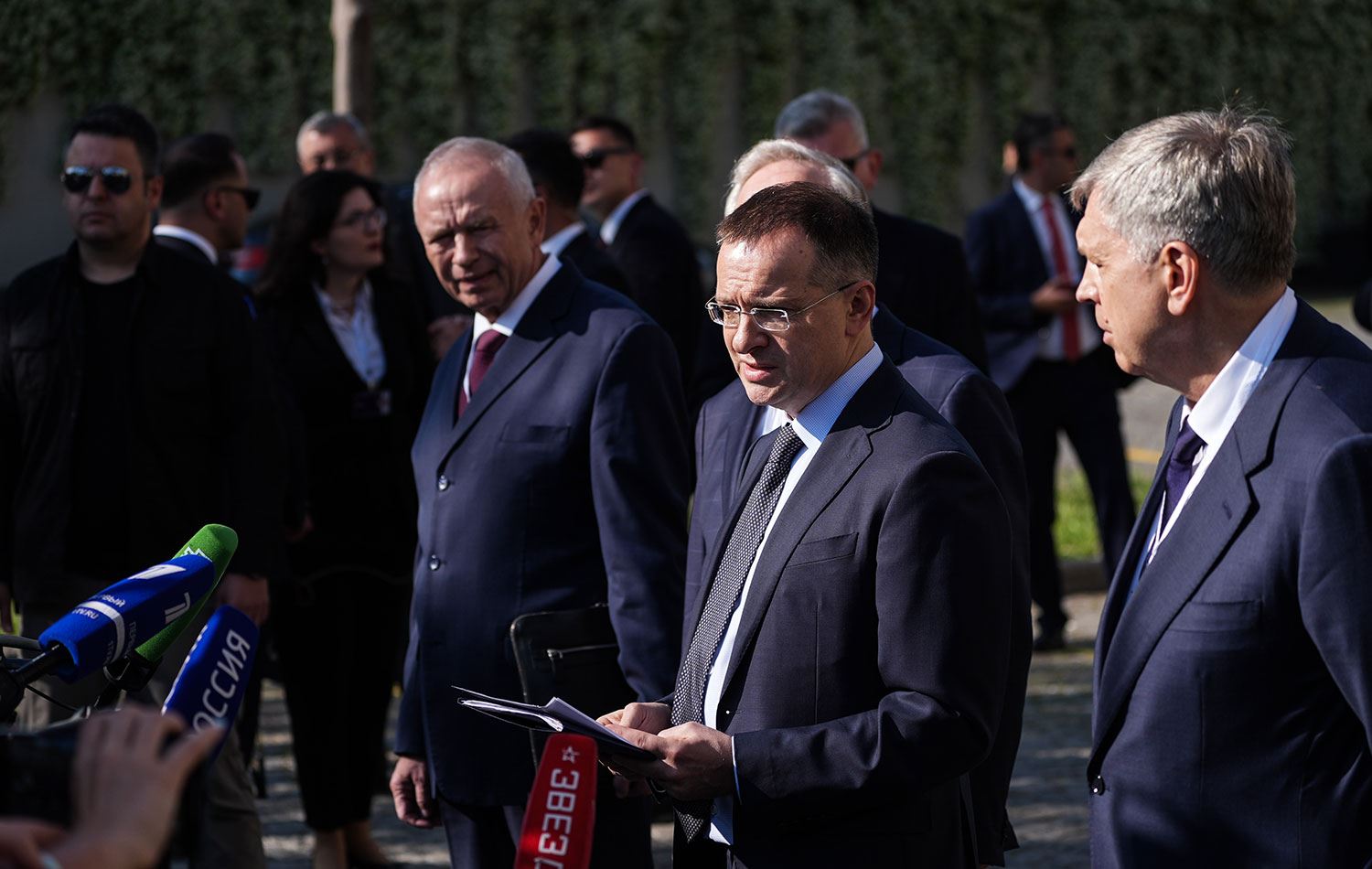 Rusya heyetinin başkanı ve Rusya Devlet Başkanı Vladimir Putin'in danışmanı Vladimir Medinsky, Çırağan Sarayı'nda açıklamalarda bulundu. / AA