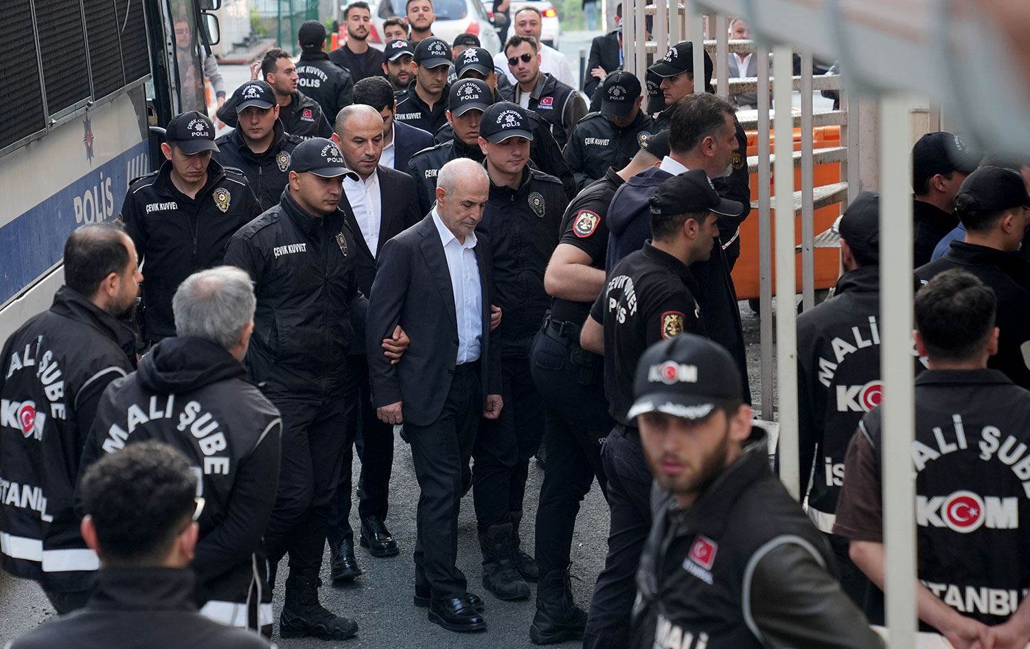 CHP'li belediye başkanları gözaltına alınmıştıı. / AA