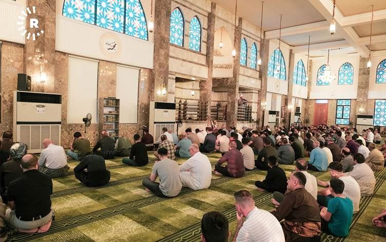 Xelk ji bo nimêja cejnê li mizgeftan e / Wêne: Bilind T. Abdullah, Rûdaw