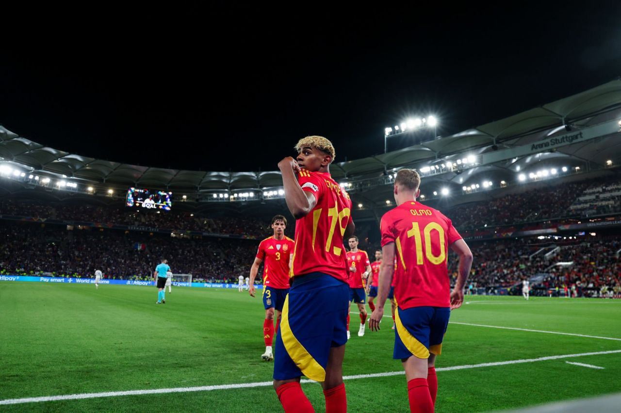 هەمووان داوا دەکەن باڵۆندۆر بۆ لامین بێت