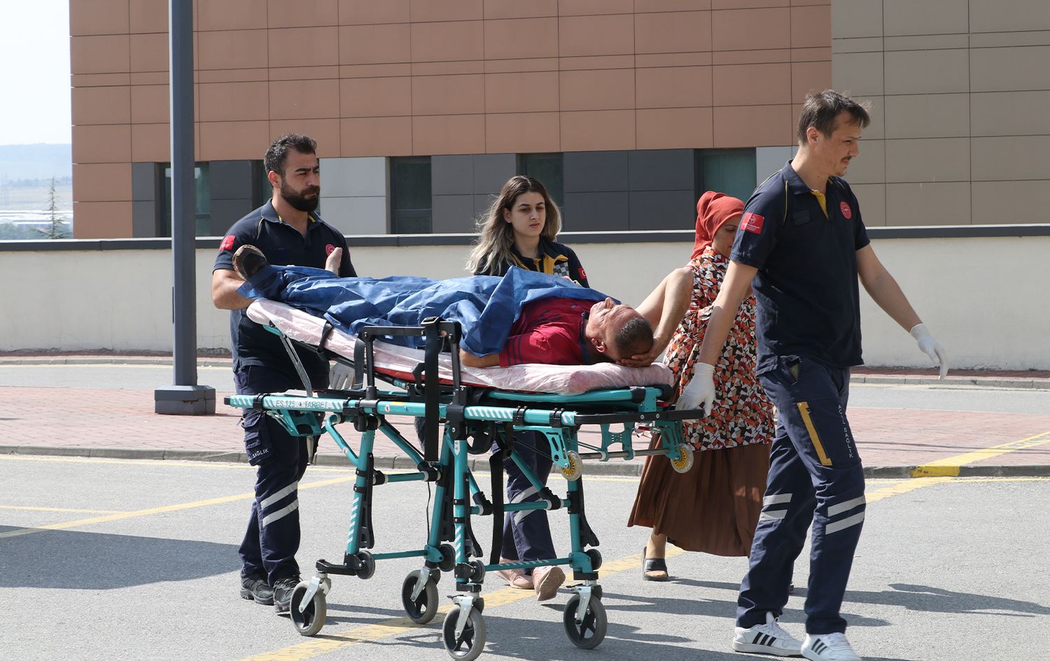 Kesekî ku di dema serjêkirina qurbanê de birîndar bûye /Wêne: AA