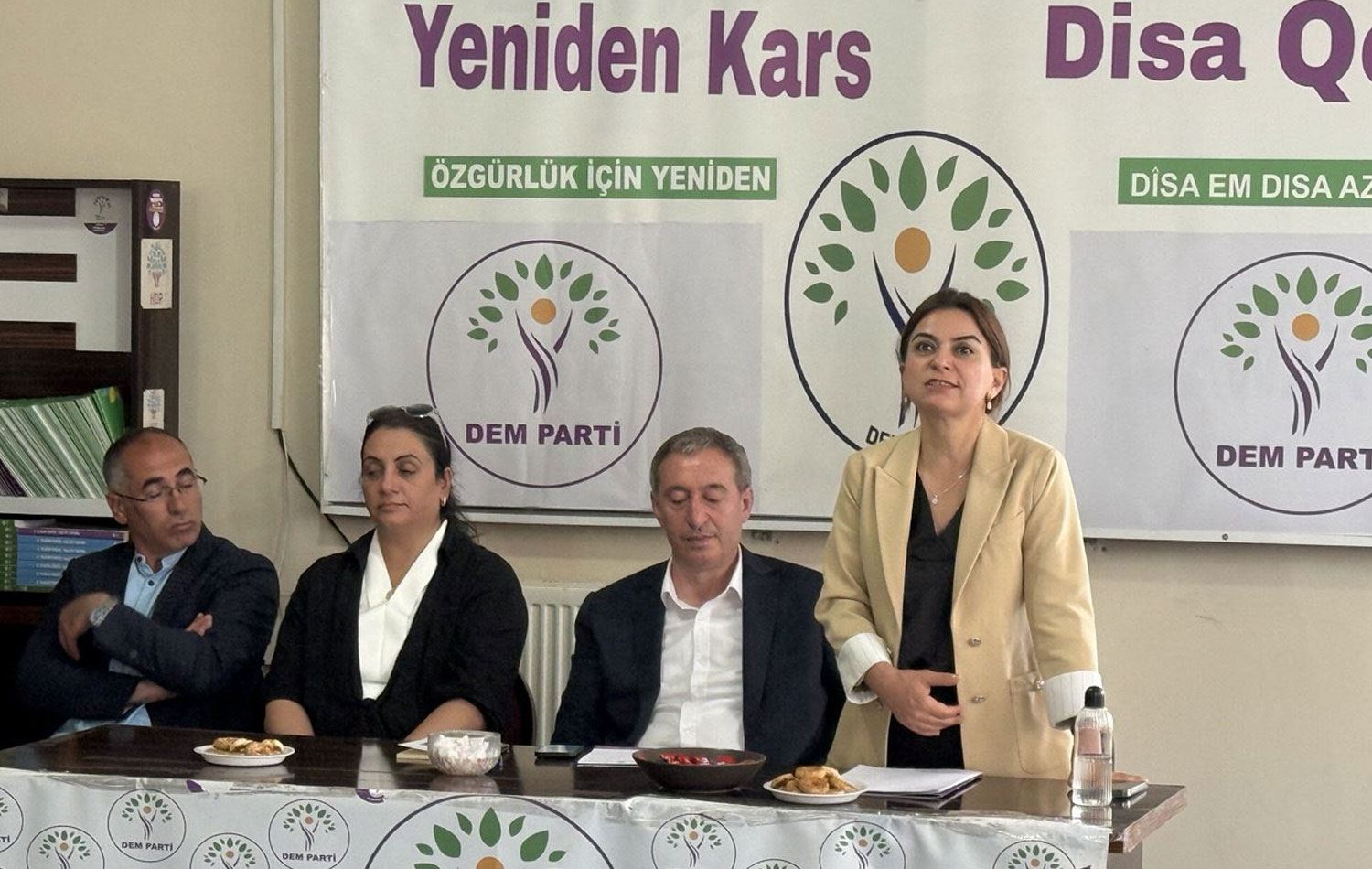 DEM Parti Eş Genel Başkanı Tuncer Bakırhan memleketi Kars’ta partililerle bir araya geldi. / Foto: Sosyal medya