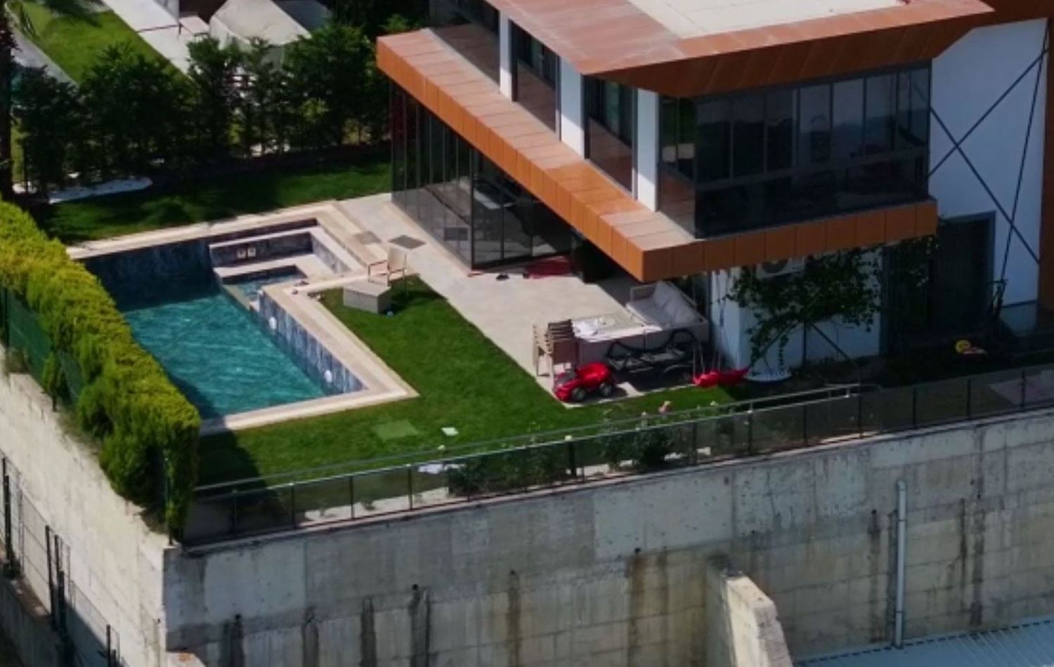 Manisa Büyükşehir Belediye Başkanı Ferdi Zeyrek'in elektrik akımına kapıldığı ev.  / Drone görüntüsü / AA