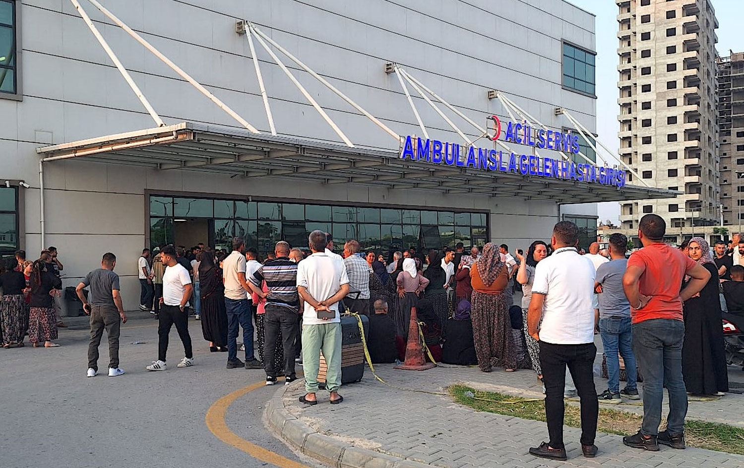 Piştî bûyerê hewşa Nexweşxaneya Dewletê ya Tarsusê /  Wêne: AA