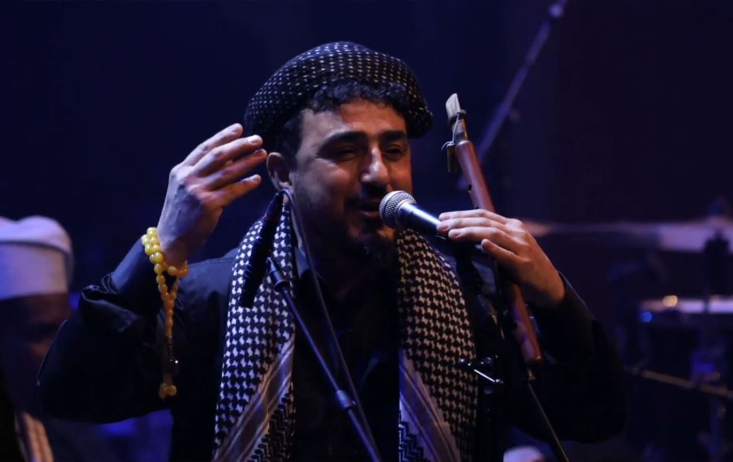 کاروان حەمید حەلاق لە کاتی گوتنەوەی گۆرانیی "کەی دێیتەوە"