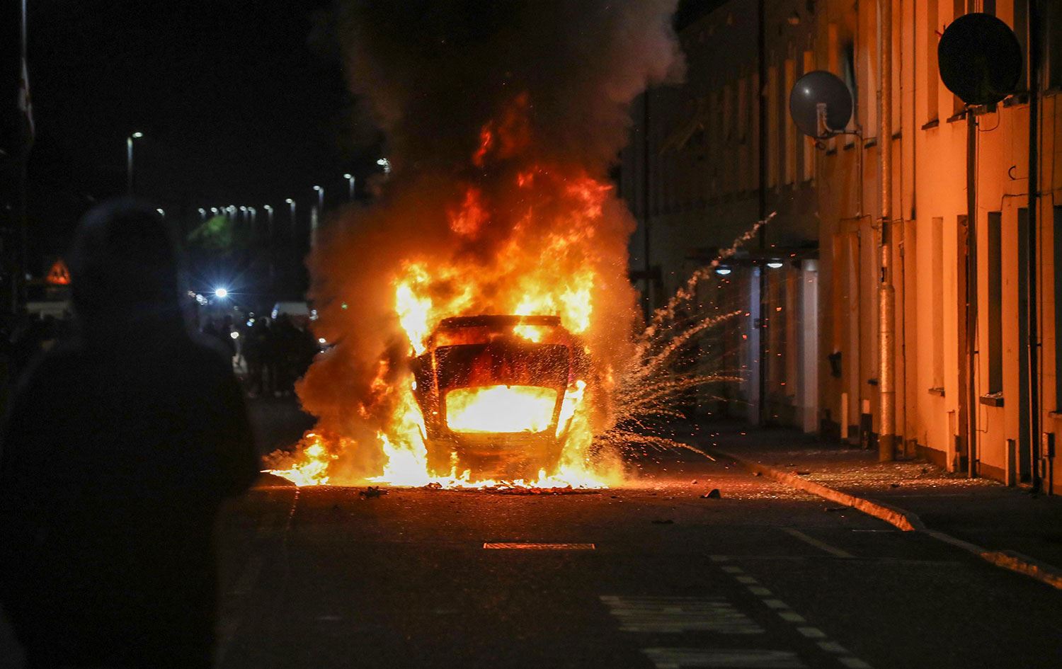 Kuzey İrlanda'da göçmen karşıtı gösterilerde dehşet saçıldı, dört göçmen evi ateşe verildi. / Foto: AFP
