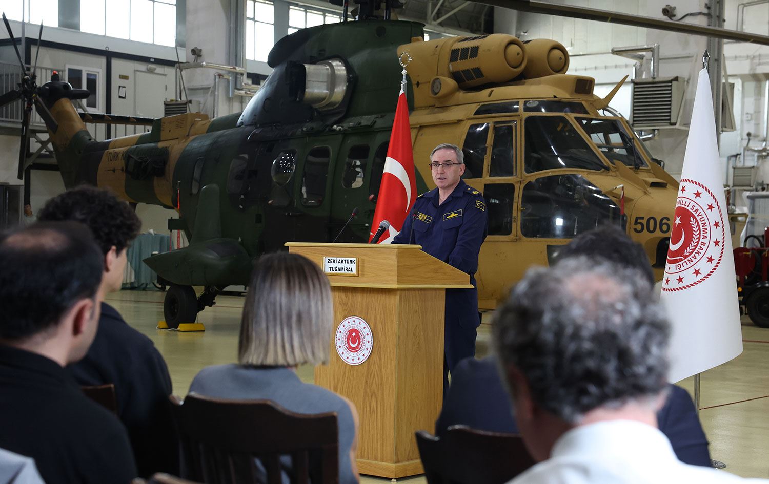 Sözcü Tuğamiral Zeki Aktürk, 5'inci Ana Bakım Fabrika Müdürlüğü'nde düzenlenen haftalık basın bilgilendirme toplantısında konuştu. / AA
