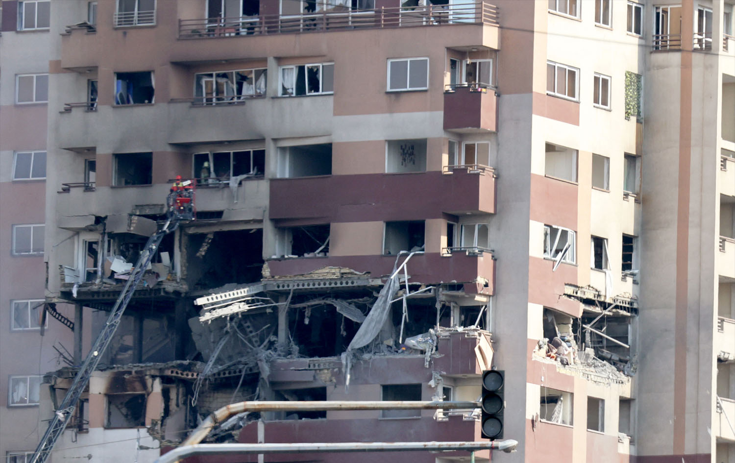 Rescue teams working outside a building targeted by an Israeli strike in the Iranian capital Tehran on June 13, 2025. Photo: Atta Kenare/ AFP