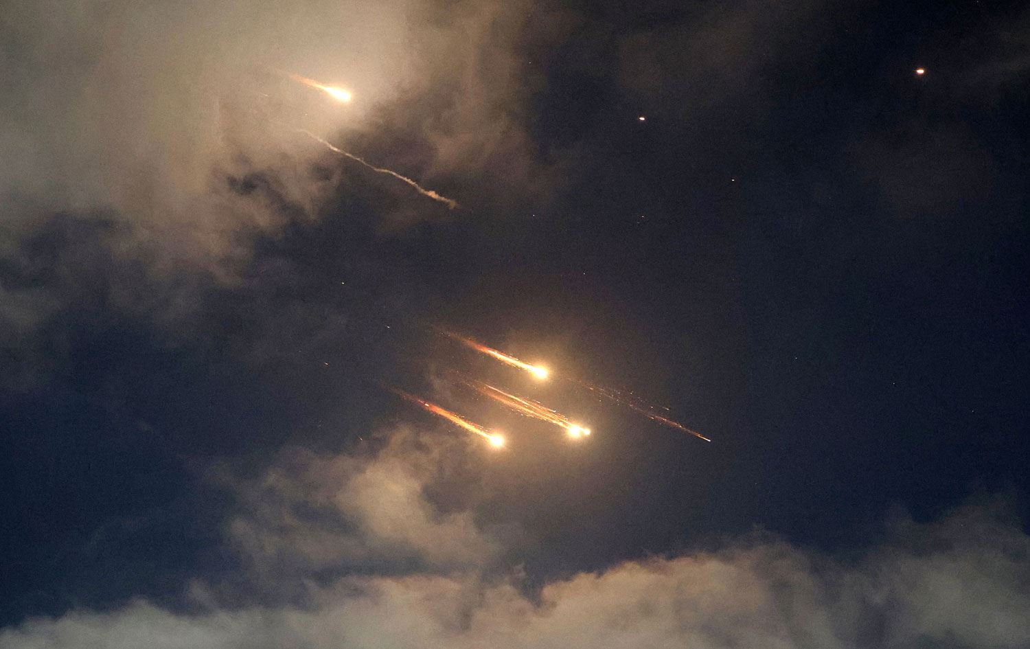 Bi deha mûşekên Îranê li asmanên Tel Evîva paytexta Îsraîlê ne / Wêne: AFP