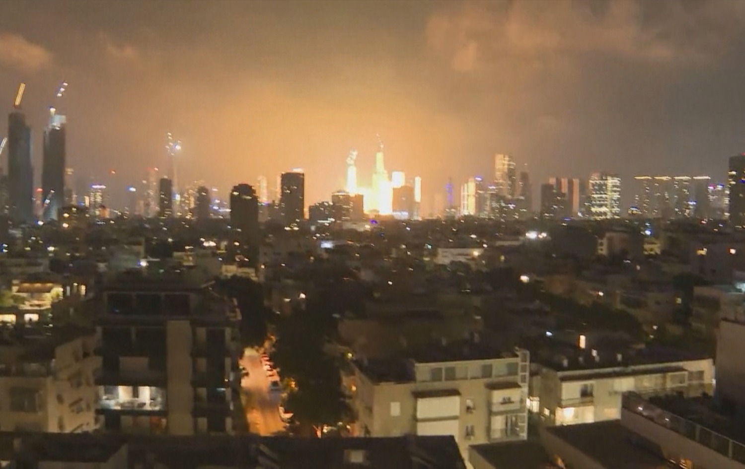 An Iranian missile striking central Tel Aviv after Tehran launches a new round of strikes on June 14, 2025. Photo: AFP