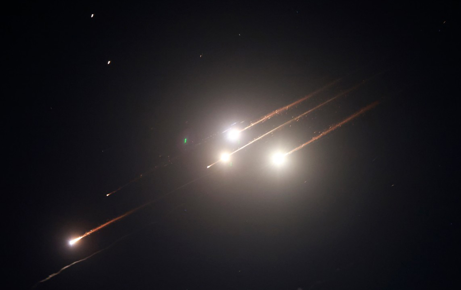 سیستمی بەرگریی ئیسرائیل بەرپەرچی مووشەکەکانی ئێران دەداتەوە. وێنە: AFP