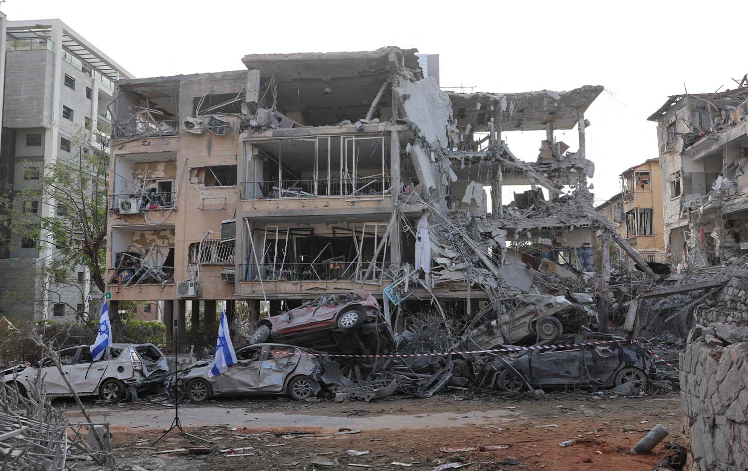 دیمەنی باڵەخانەیەک لە تەلئەڤیڤ کە مووشەکی ئێران لێیداوە. وێنە: AFP