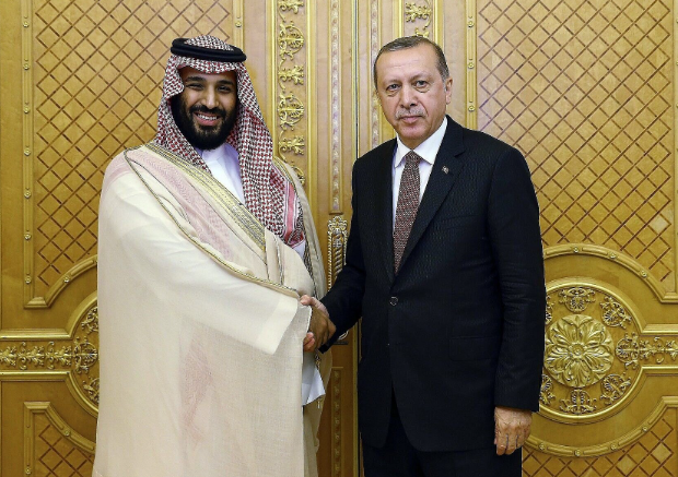 رەجەب تەیب ئەردۆغان، سەرۆککۆماری تورکیا و محەممەد سەلمان، شازادەی جێنشینی سعودیە لە سعودیە لە ساڵی 2017. وێنە: AP