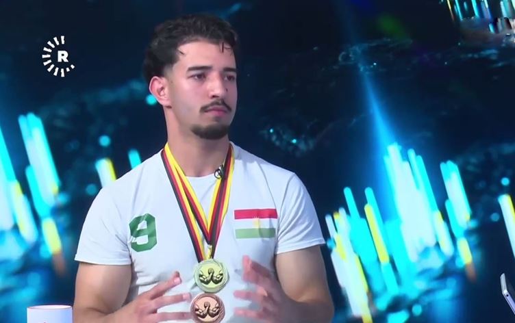 Kürt sporcu Abdullah Arif, bilek güreşi şampiyonasında birinci oldu. / Foto: Rûdaw