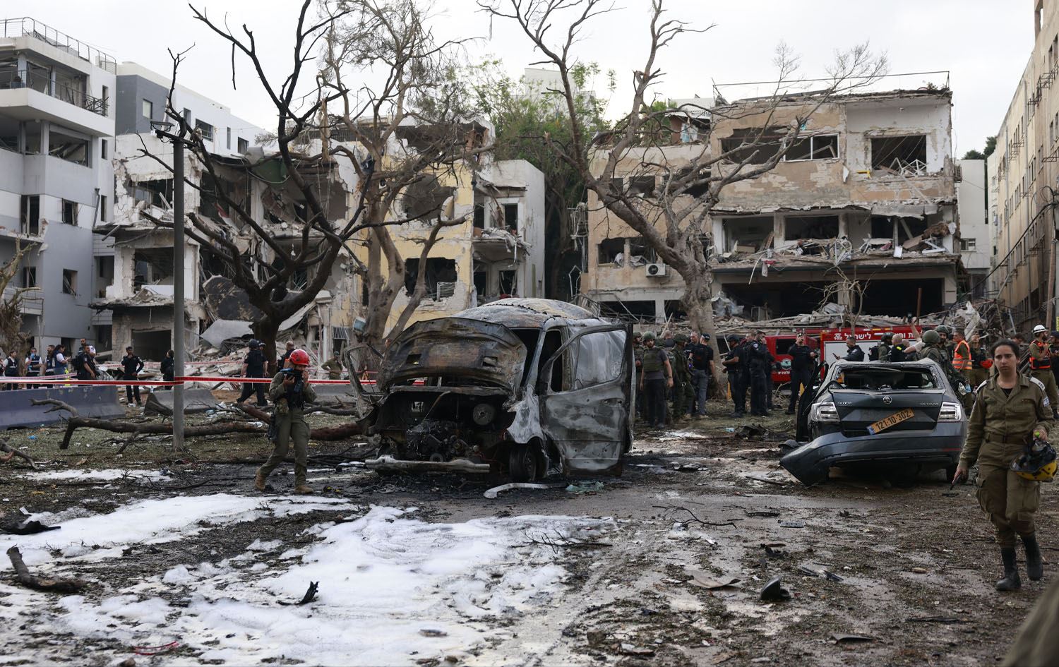 Rescuers work near damaged building in the Israeli city of Tel Aviv following an Iranian missile attack on June 16, 2025. Photo: AFP