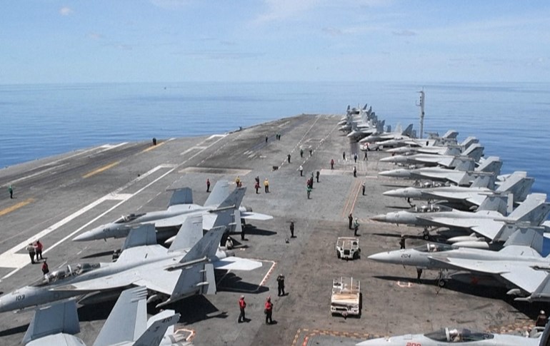 وێنەیەک لەسەر رووی کەشتییەکە