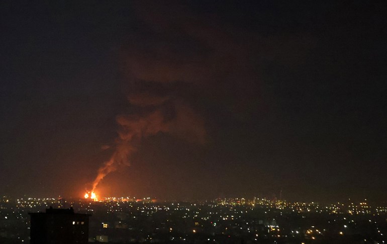 ئاگر لە پاڵاوگەیەکی نەوت لە تاران بەرز دەبێتەوە. وێنەکە لە 15-6-2025 گیراوە: AFP