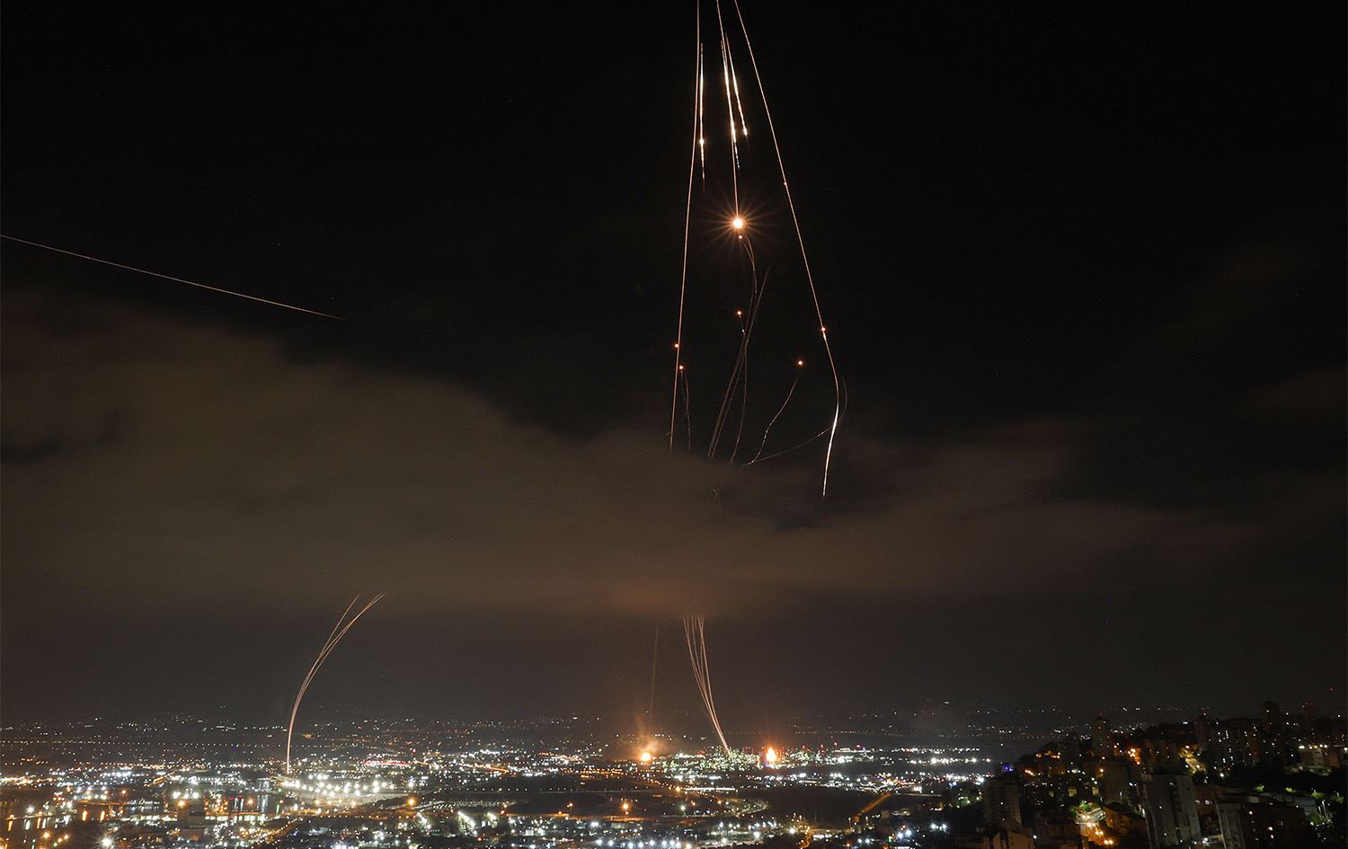 Tel Aviv semalarında İran füzeleri görüntülendi