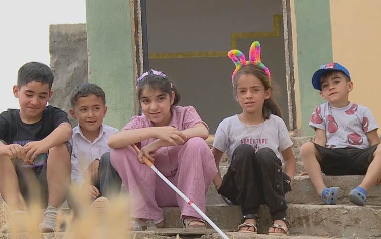 Nisannur (ortada pembe kıyafetli)