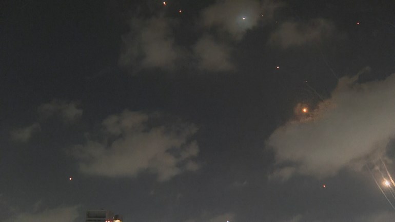 وێنەی مووشەکەکان لە ئاسمانی تەل ئەڤیڤ