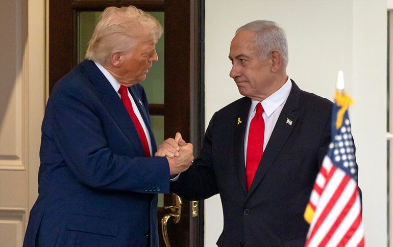 US President Donald Trump (left) shakes hands with Israeli Prime Minister Benjamin Netanyahu (right) as he leaves the West Wing of the White House in Washington on April 7, 2025. Photo: AP