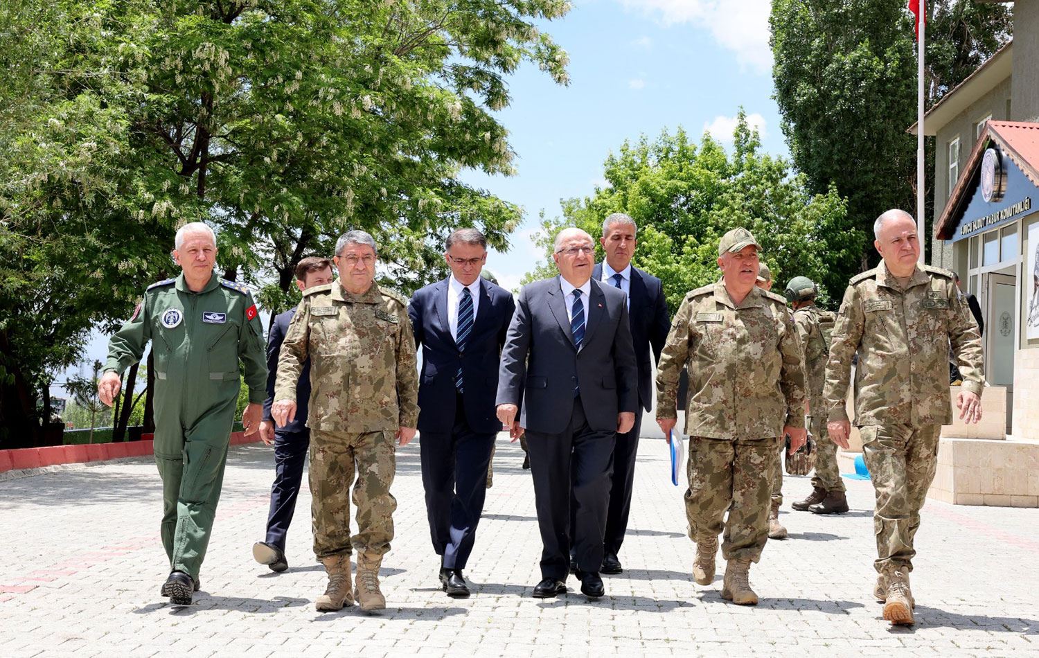 Türkiye Milli Savunma Bakanı Yaşar Güler, beraberindeki komutanlarla İran sınır hattını denetledi. / Foto: AA