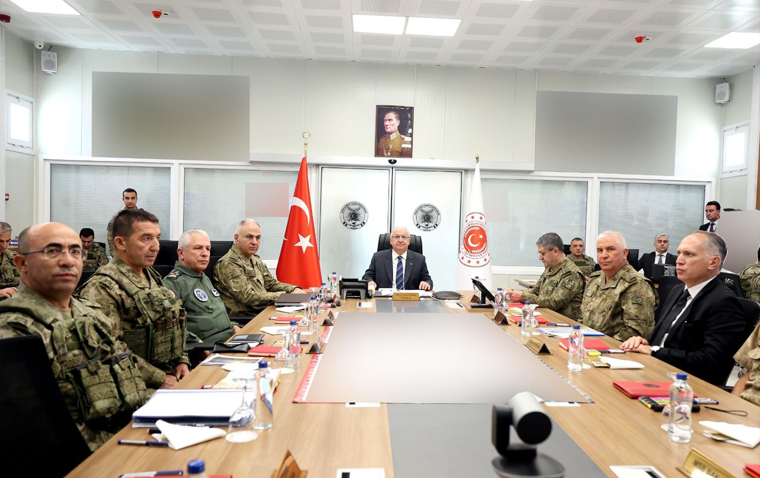 Wezîrê Parastinê yê Tirkiyeyê li Wanê bi hinek fermandarên artêşa Tirkiyeyê civiya / Wêne: AA