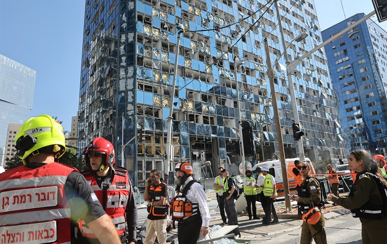 باڵەخانەیەکی تەل ئەڤیڤ کە لەلایەن ئێرانەوە بۆردوومان کراوە