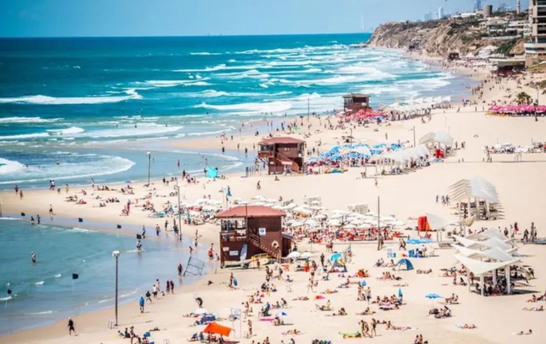 ژمارەیەک گەشتیار لە کەناراوێکی ئیسرائیل