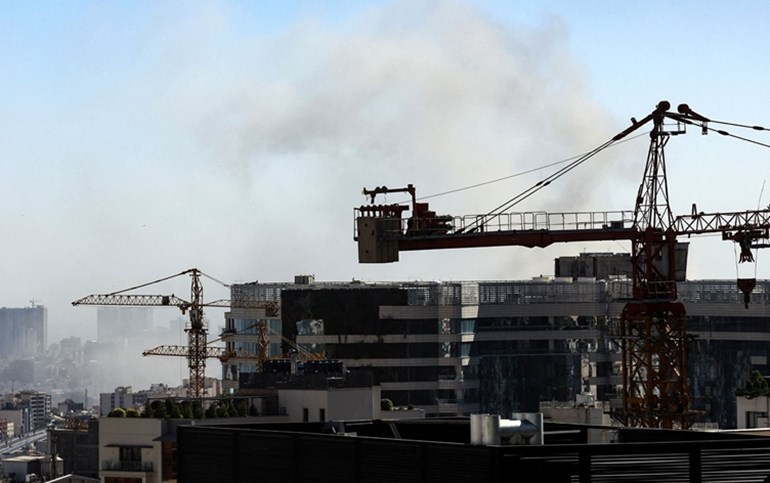 ئیسرائیل باڵەخانەیەکی لە ئێران کردووەتە ئامانج و دووکەڵی لێ بەرزدەبێتەوە. 