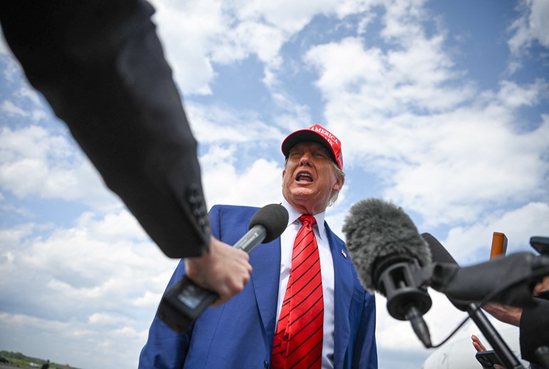 وێنەیەکی ترەمپ کاتێک قسەی بۆ رۆژنامەڤانان دەکرد