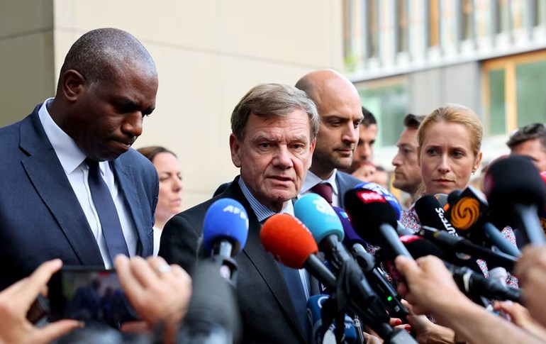 کۆنگرەی رۆژنامەڤانیی وەزیرانی دەرەوەی فەرەنسا، ئەڵمانیا، بەریتانیا و نوێنەری باڵای یەکێتیی ئەورووپا. وێنە: Reuters/Denis Balibouse