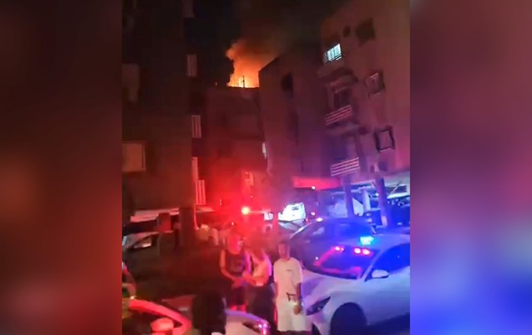 باڵەخانەیەک لە تەل ئەڤیڤ کە بەهۆی کەوتنەخوارەوەی مووشەکی ئێرانەوە ئاگری گرتووە