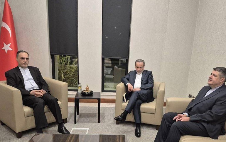 عەباس عێراقچی، وەزیری دەرەوەی ئێران لەکاتی گەیشتنی بۆ ئیستەنبووڵ