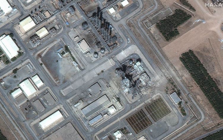 İsrail tarafından bombalanan İran'ın bir atom tesissi