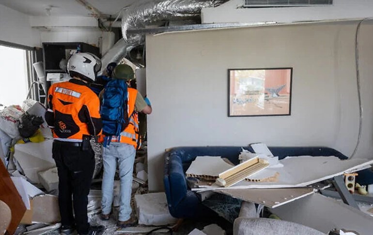 مووشەکێکی ئێران لە باڵەخانەیەکی تەل ئەڤیڤی داوە و تیمە فریاگوزارییەکان لە شوێنی رووداوەکەن.