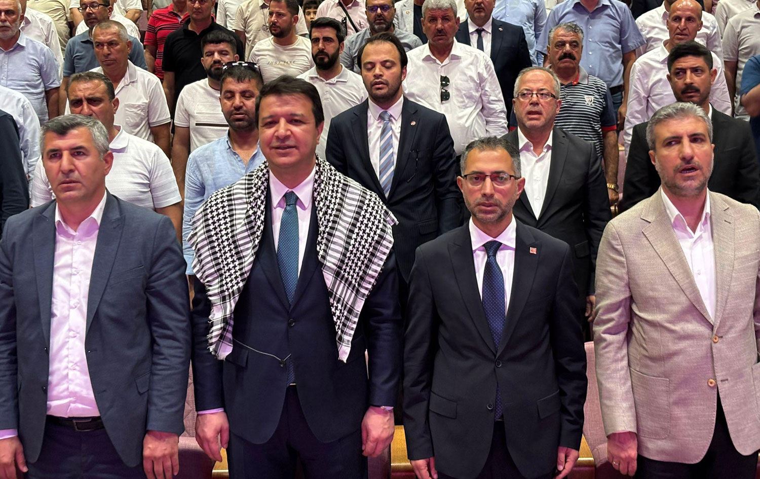 Saadet Partisi Genel Başkanı Mahmut Arıkan (ortada), Diyarbakır’da partisinin 8. Olağan İl Kongresi’ne katıldı. 