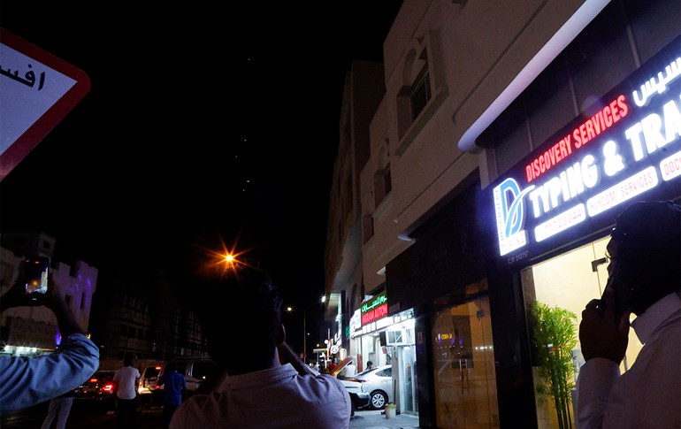 خەڵک لە دەوحە وێنە و ڤیدیۆی گەیشتنی مووشەکەکانی ئێران و بەرپەرچدانەوەیان دەگرن