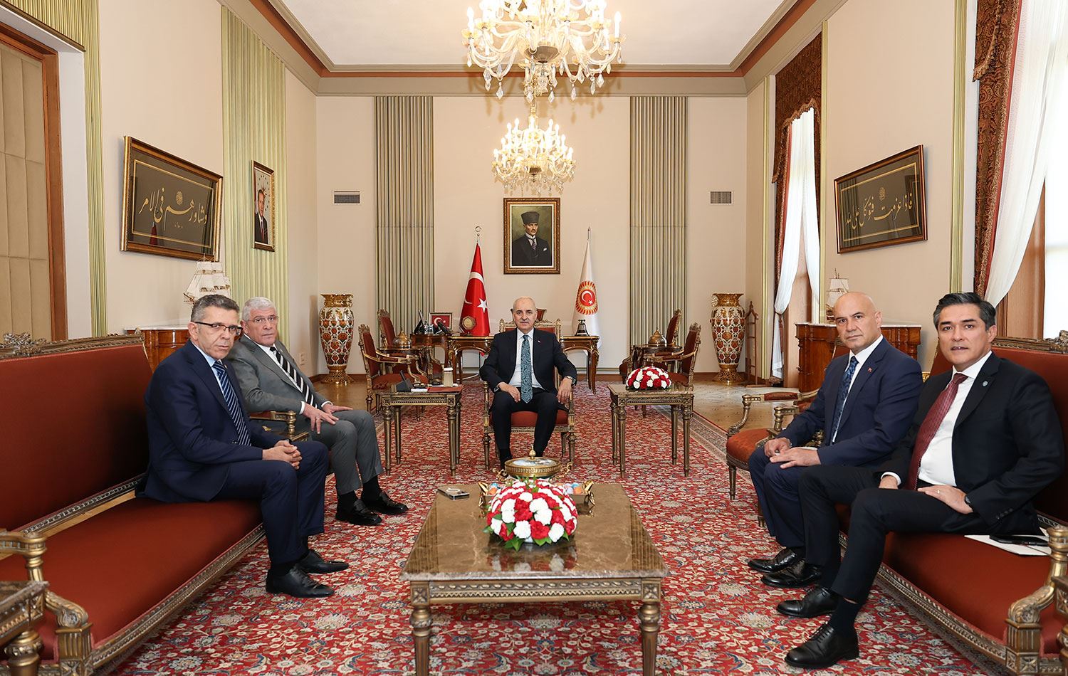 Meclis Başkanı Numan Kurtulmuş (ortada), İYİ Parti Genel Başkanı Müsavat Dervişoğlu (sol 2) ile görüştü. / AA